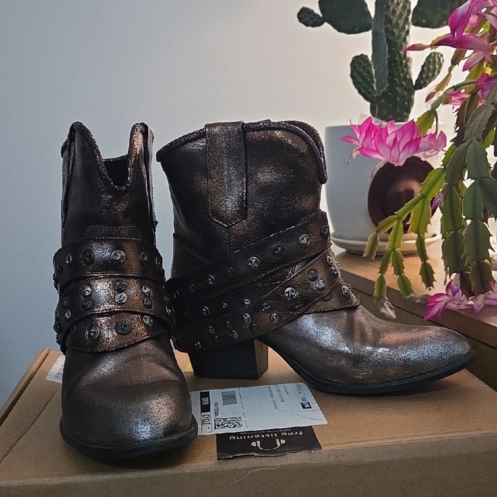 Womens 2.5 Inch Heel Copper/Bronze Leather. Compfy Bootie..Make An Offer